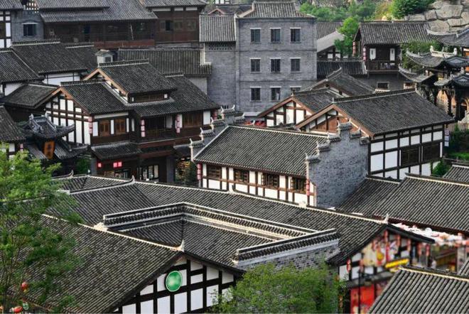 美股新高之下暗藏危机？瑞银警告：三大风险或令标普500暴跌23%